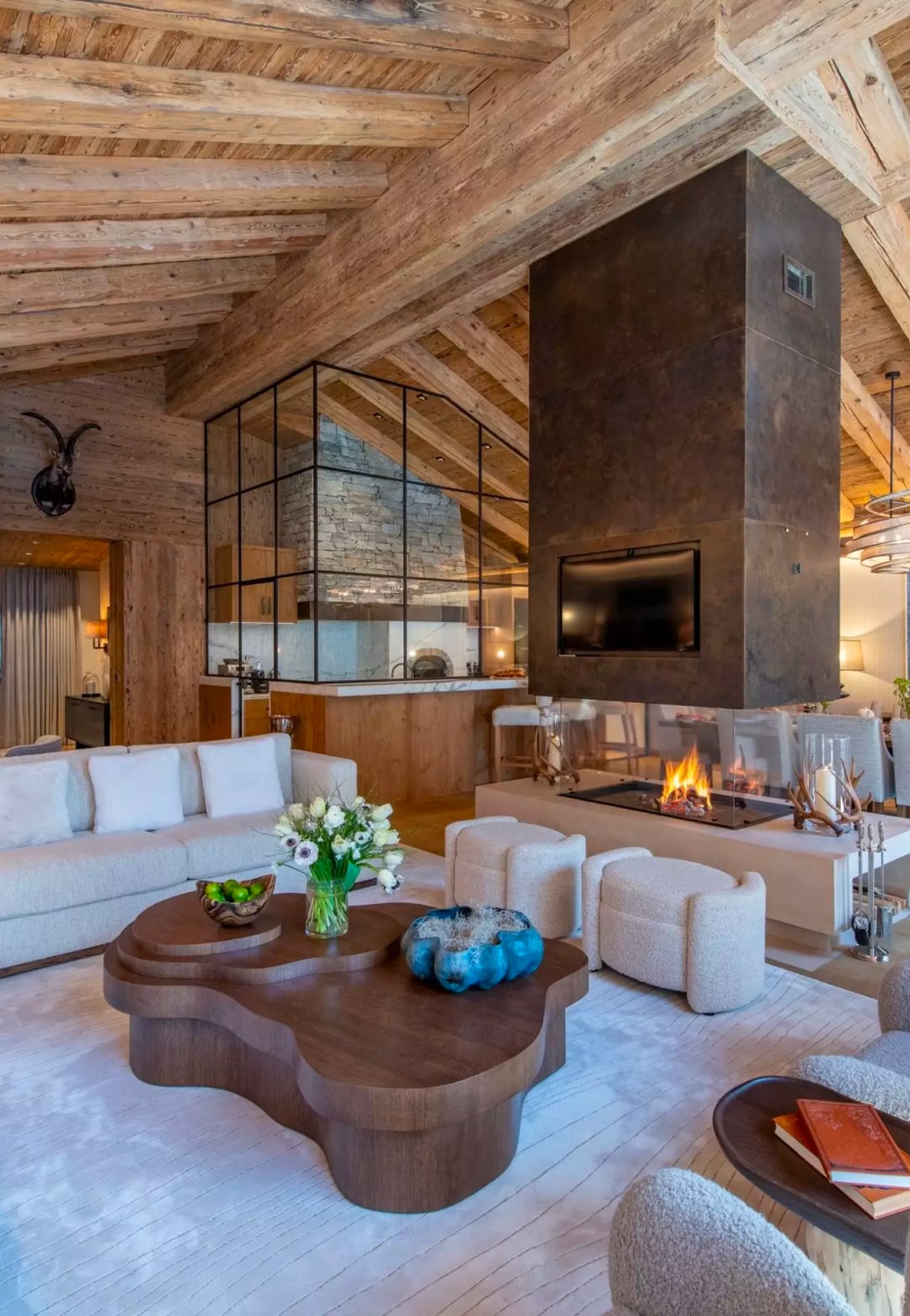 Salon du Chalet Elbrus à Zermatt, avec canapés clairs et habillage en bois