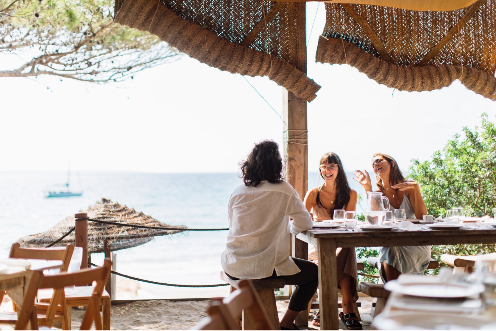 Ibiza-en-mai-un-printemps-sur-l'Île Blanche-amis-table-au-bord-de-mer