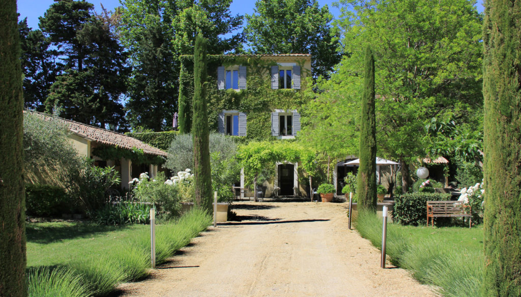 Location maison luxe provence facade mas pradau provence
