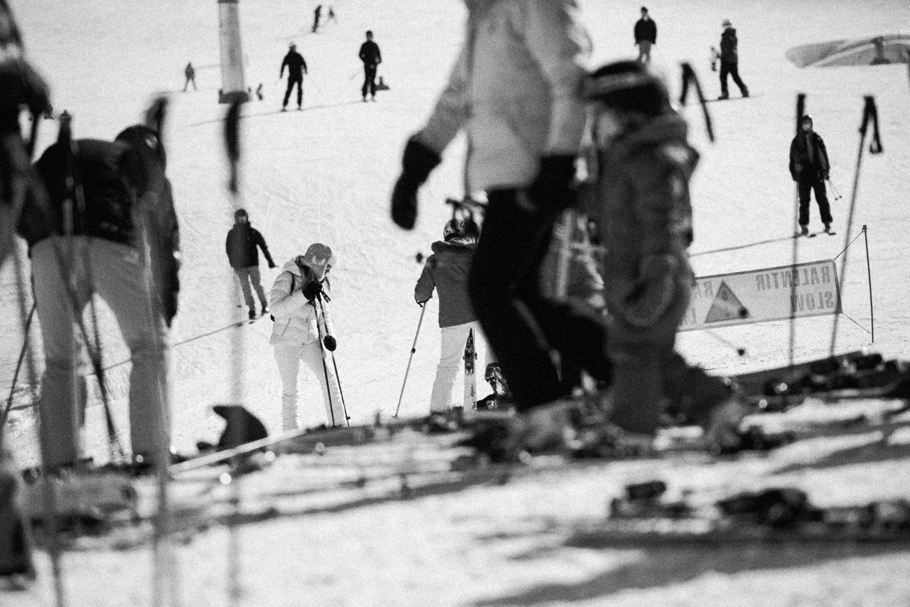 Skieurs au pied des pistes de Val d’Isère, en noir et blanc