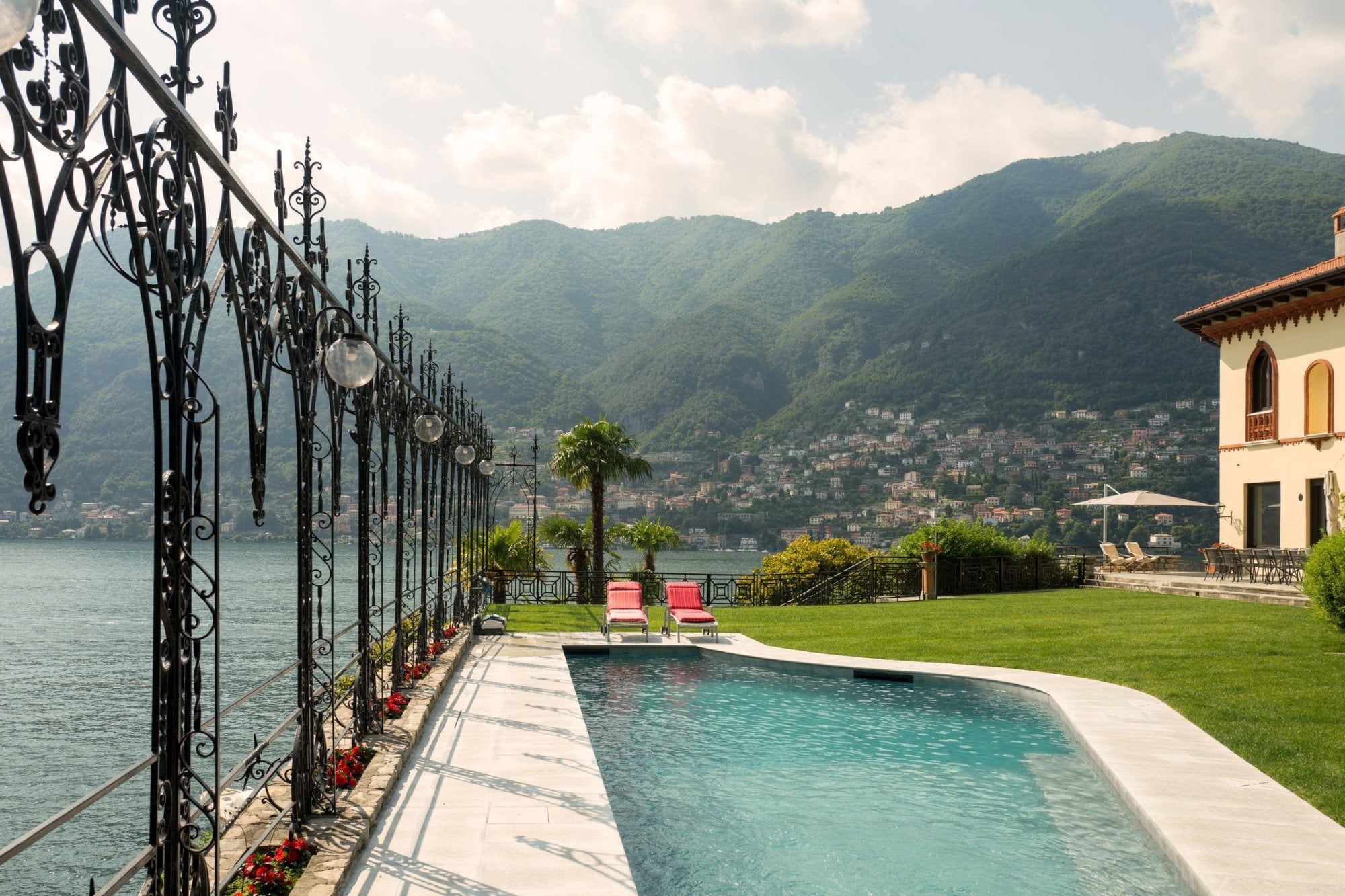 La piscine de la Villa Croff et sa pergola en fer forgé, face au lac de Côme