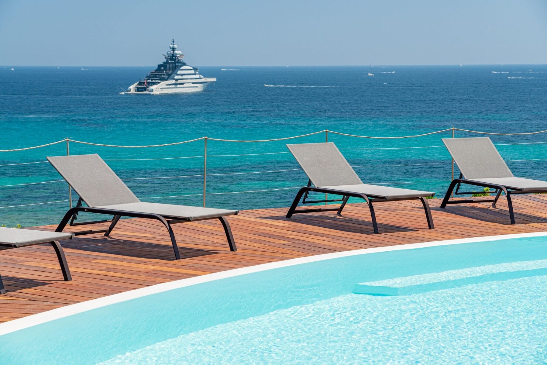 La piscine de la Villa Fagnola face à la mer turquoise de la côte nord-est de la Sardaigne