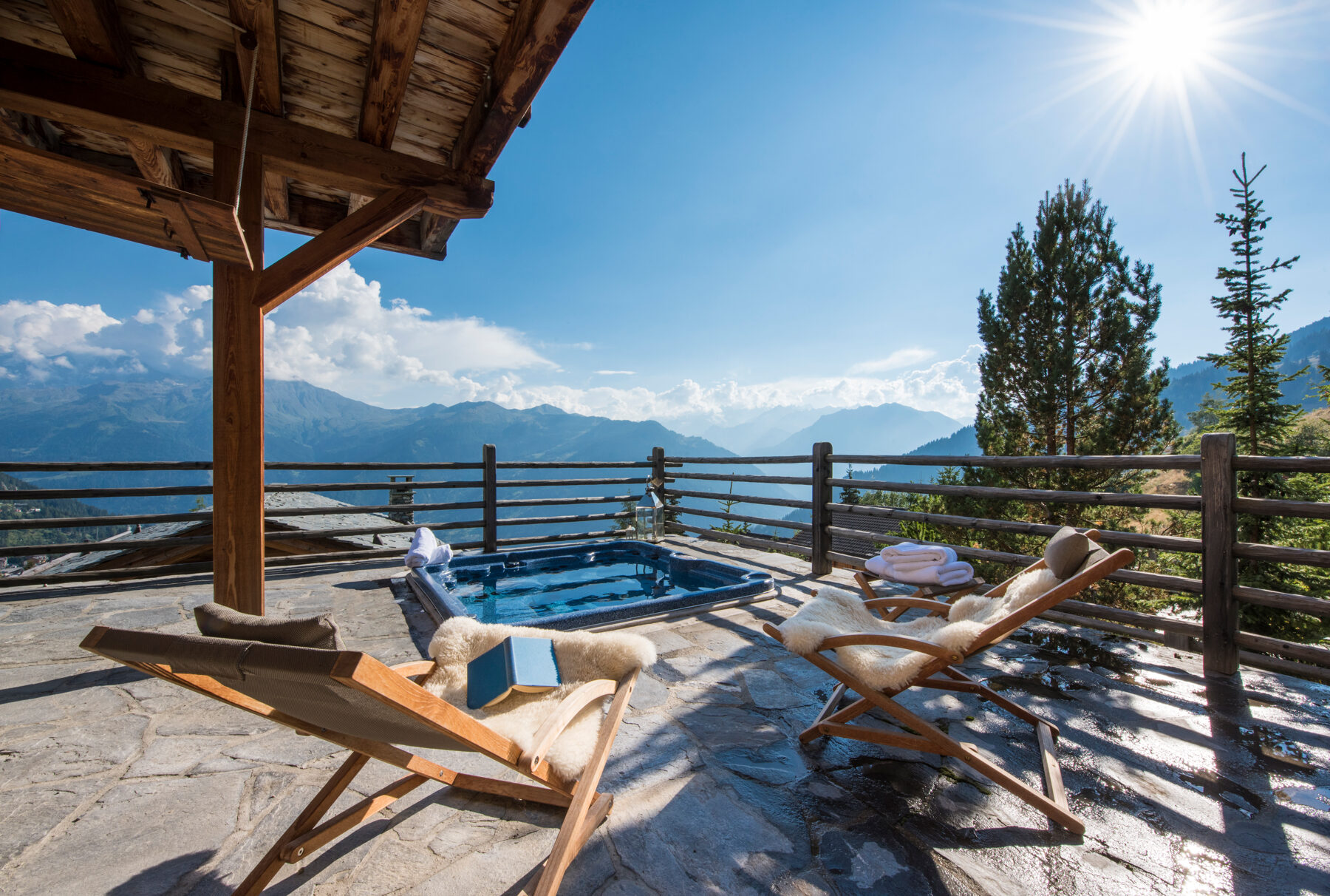 La terrasse du Chalet Petit Ours et son jacuzzi face aux sommets de Verbier